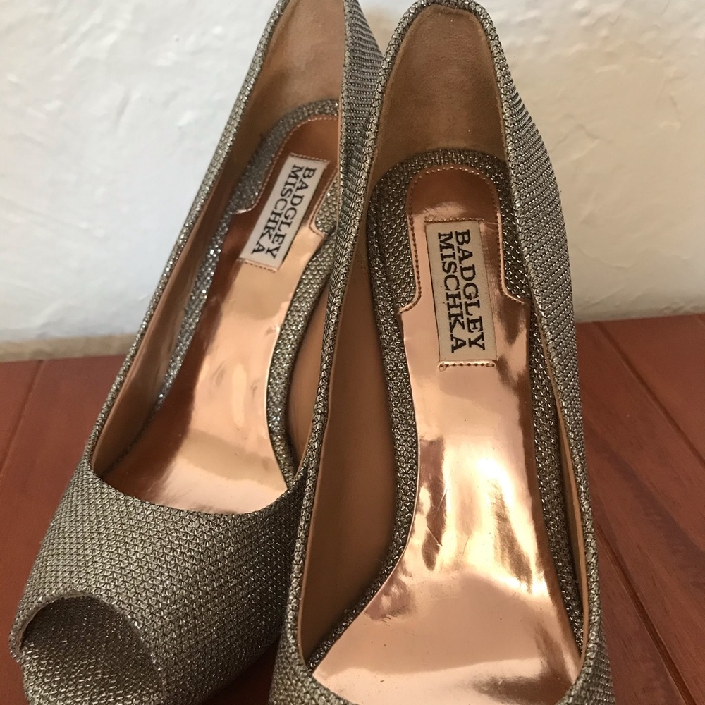 Badgley Mischka Platform peep toe, gold, size 8